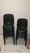 15 sillas plásticas Mascardi  apilables, antideslizantes y reforzadas  Imagen